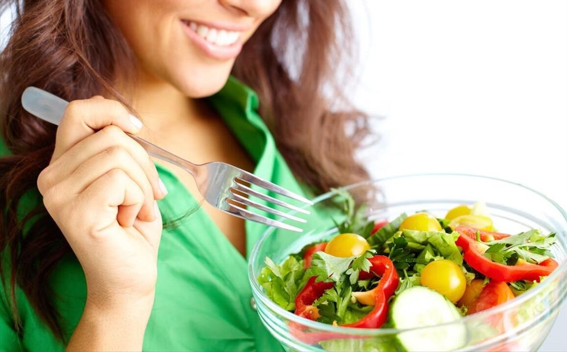 the girl eats a vegetable salad on a 6-petalled diet