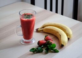 Banana and strawberry smoothie for weight loss